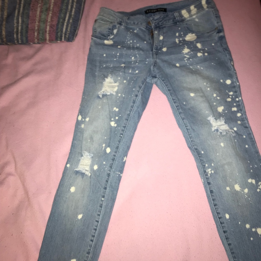 Fashion Nova || distressed jeans